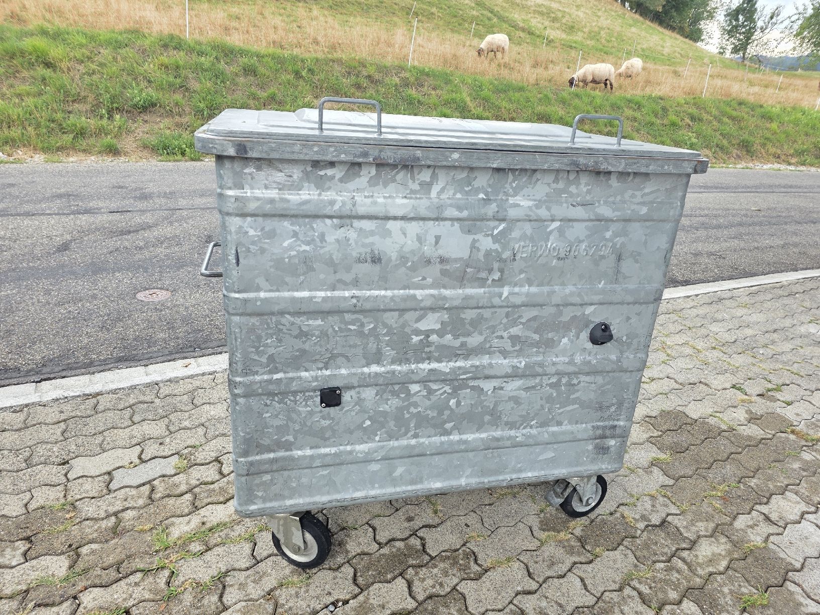 Sonstiges für Büro & Gewerbe: Stahlcontainer Verwo 800 Liter – Gebraucht aus Uster von Cruleye 4