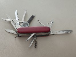  Taschenmesser rot viele Funktionen gebrauchter Zustand