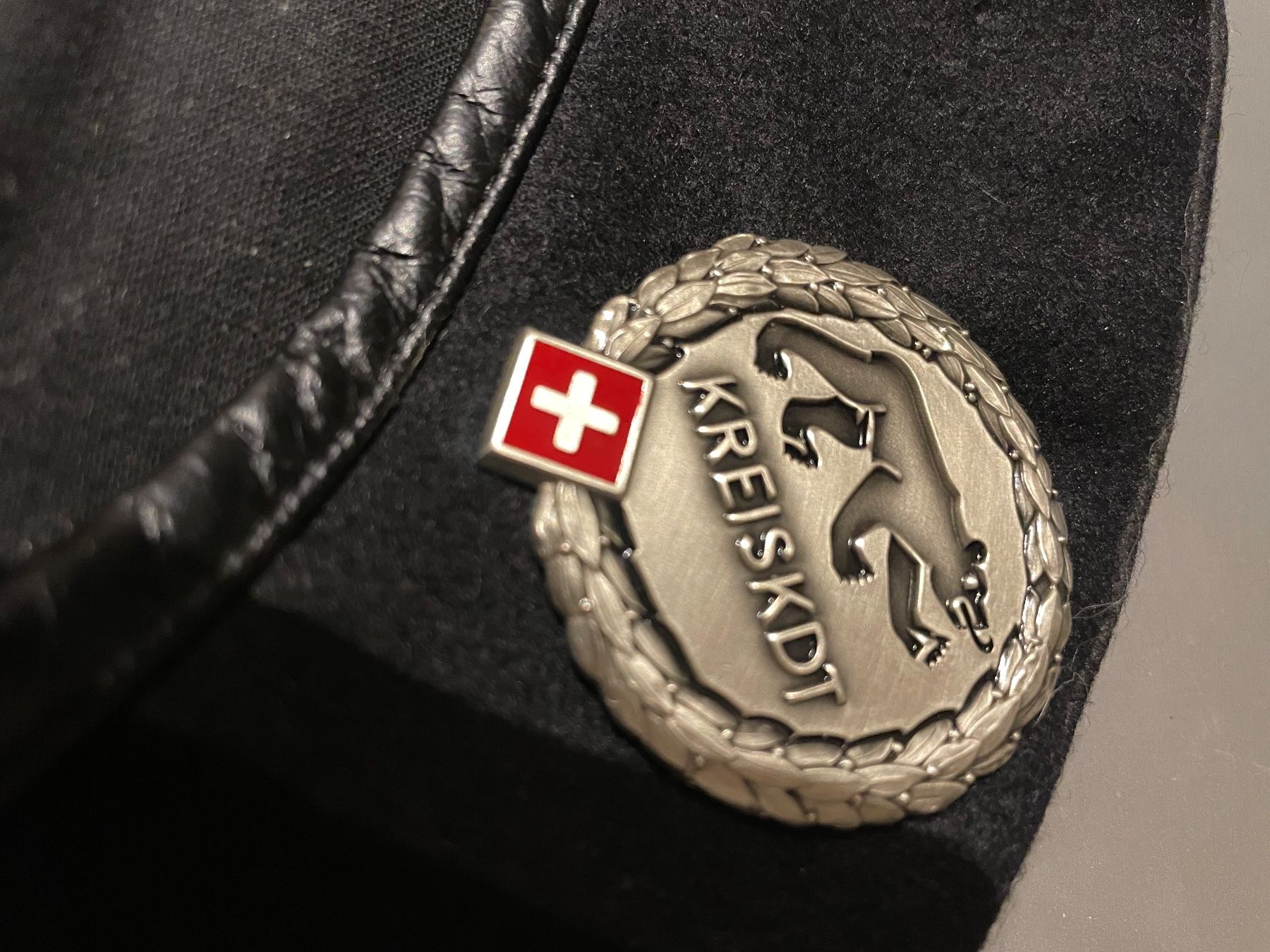 Schweizer Armee Uniformi: Rarität Emblem Kreiskdt Bern – Usato da Oberiberg venduto da stab 1