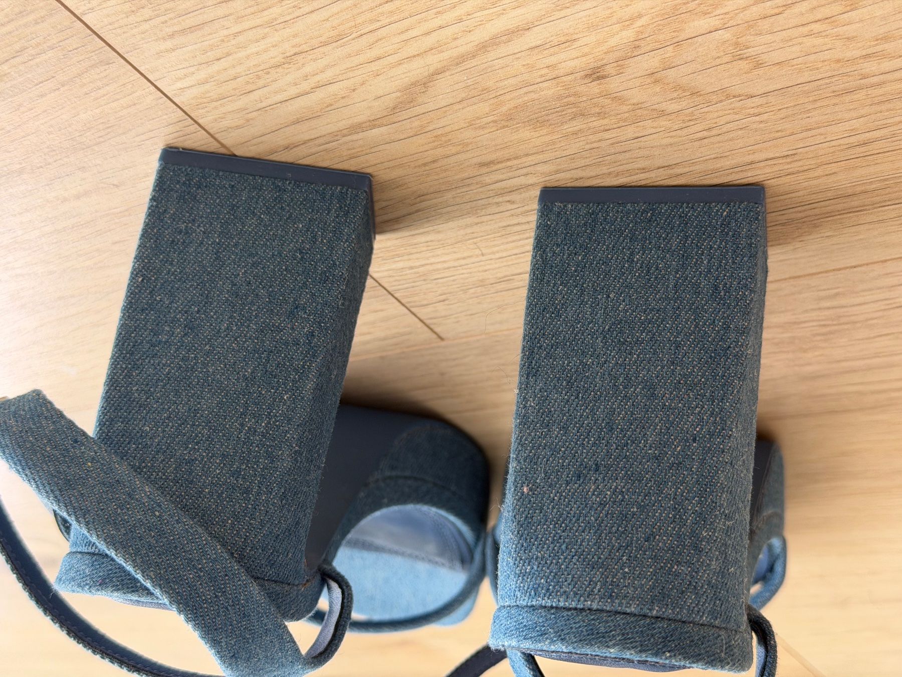 Stradivarius Scarpe da donna: Neue hochhackige Jeans-Sandalen. Stradivarius. – Nuovo e nell'imballaggio originale da Ittigen venduto da zaf_6sy9 3