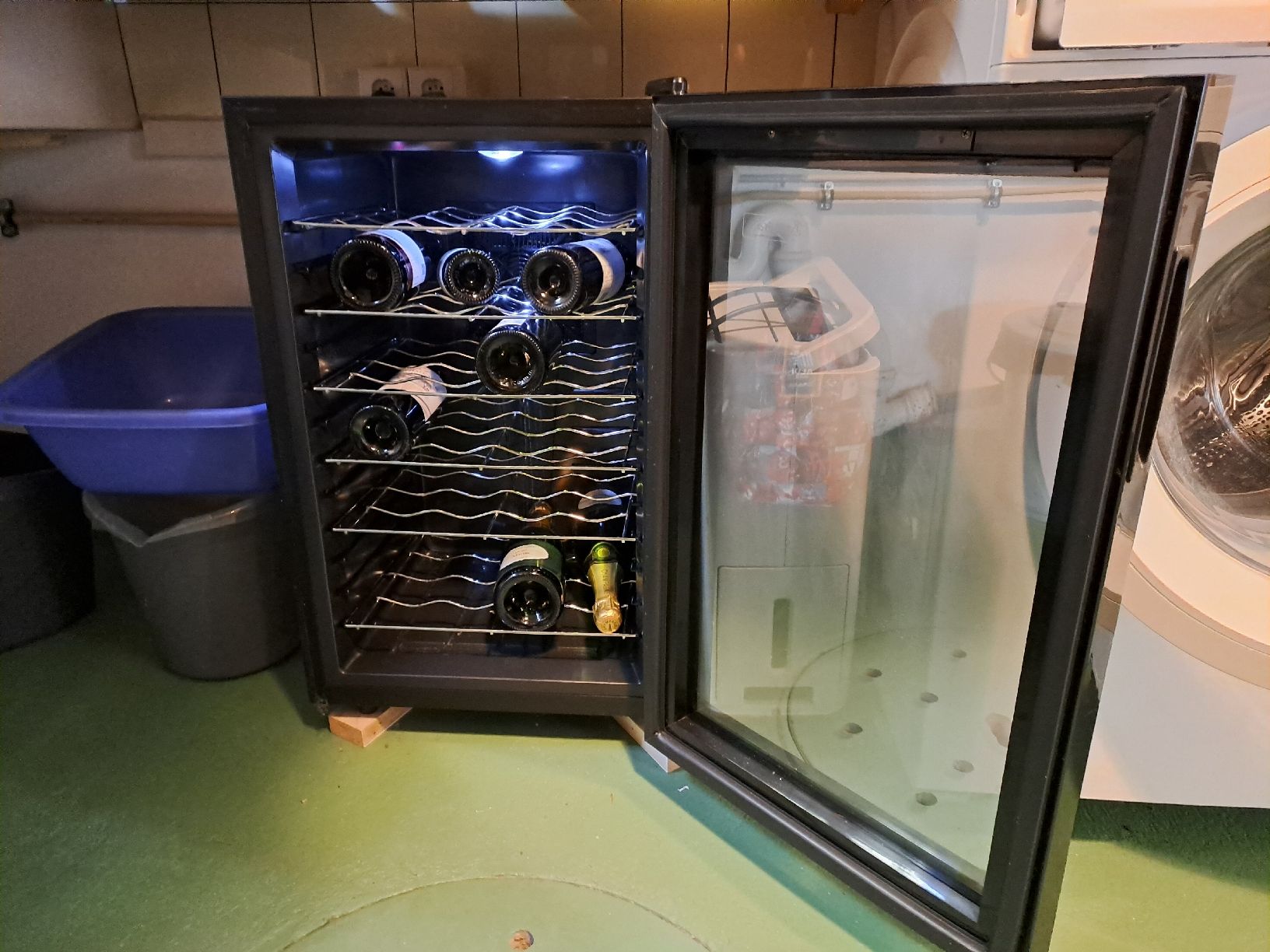 Frigoriferi: Weinkühlschrank / cave à vin – Usato da Münchenwiler venduto da Martin_Riedi