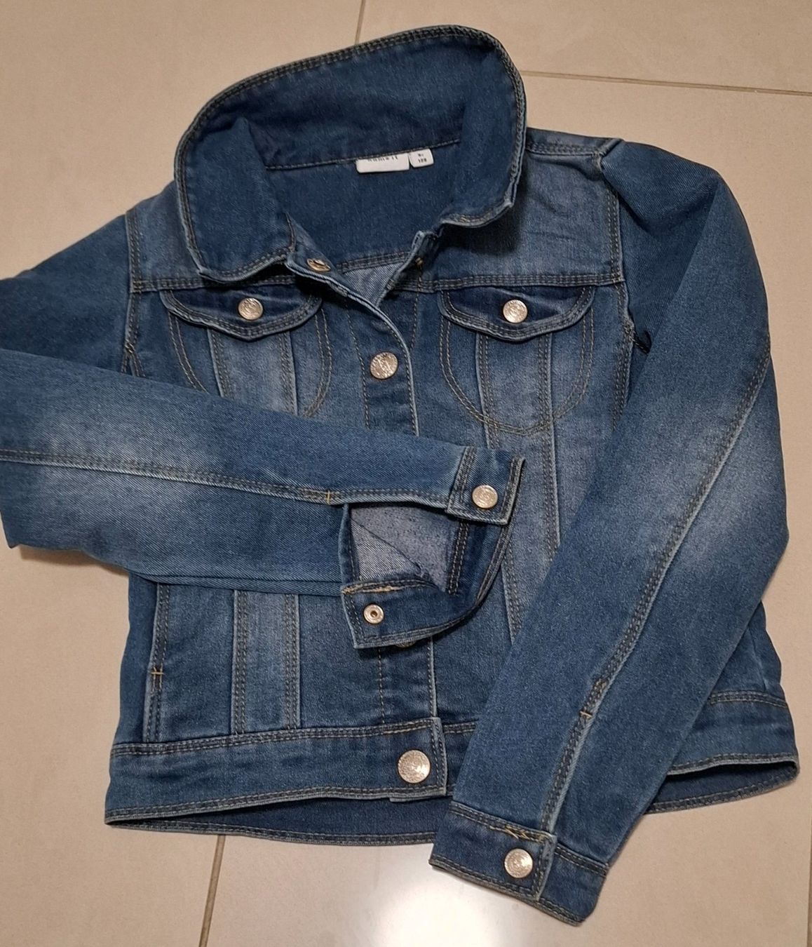 Name It Giacche & Cappotti: Jeansjacke Mädchen name it 128 – Usato da Richterswil venduto da Palmer2012
