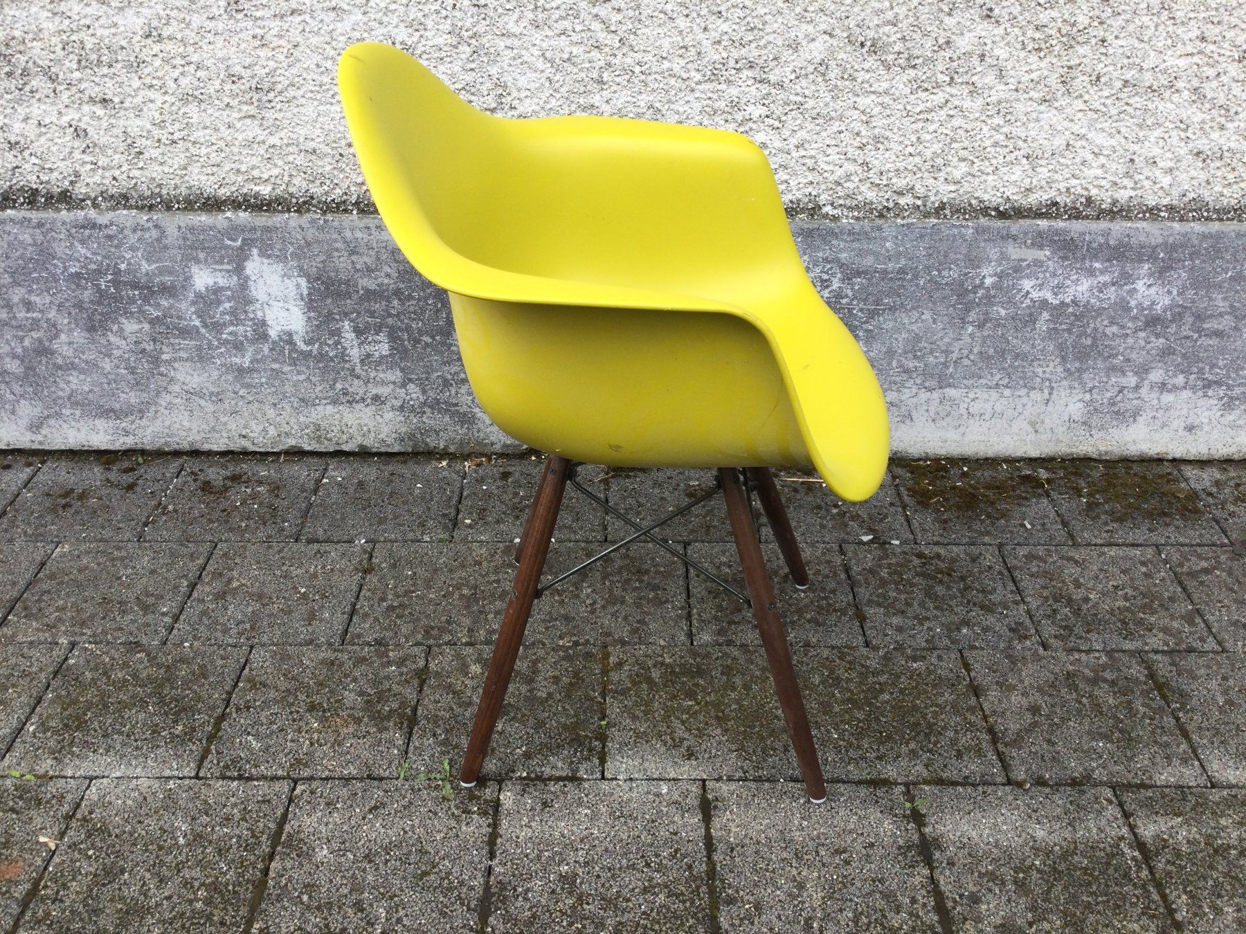 Vitra Sedie: Defekter Vitra Cames Eames Plastic Armchair – Difettoso da Wangen SZ venduto da kuriosum12 2