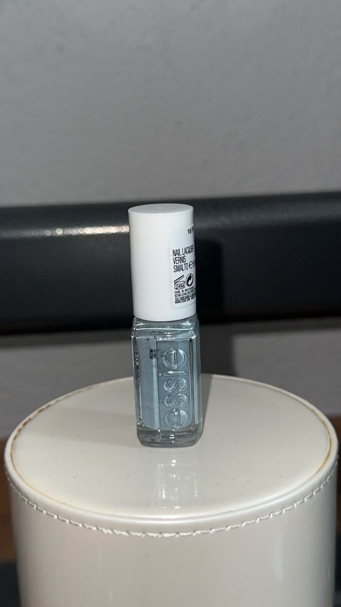 Essie Smalto per unghie: Essie mini Nagellack - blaugrau – Usato da Oftringen venduto da tola19