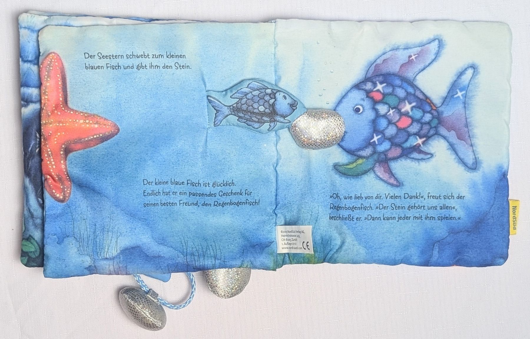 Bücher: Stoffbilderbuch - Der Regenbogenfisch - Marcus Pfister – Neu (gemäss Beschreibung) aus Wängi von ABIZONE-86 3