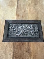 Boîte décorative en bois avec bas-relief métallique