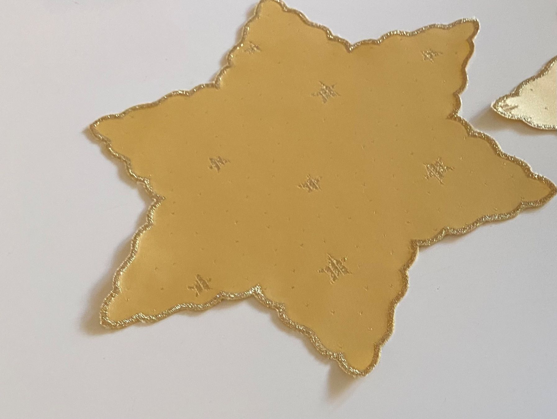 Autre linge de table: 2 Platzdeckchen     24cm. goldig – D'occasion à Allenwinden par Obalu 1