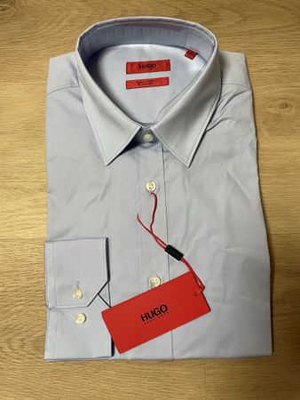 Hellblaues HUGO BOSS Hemd, Fabrikneu