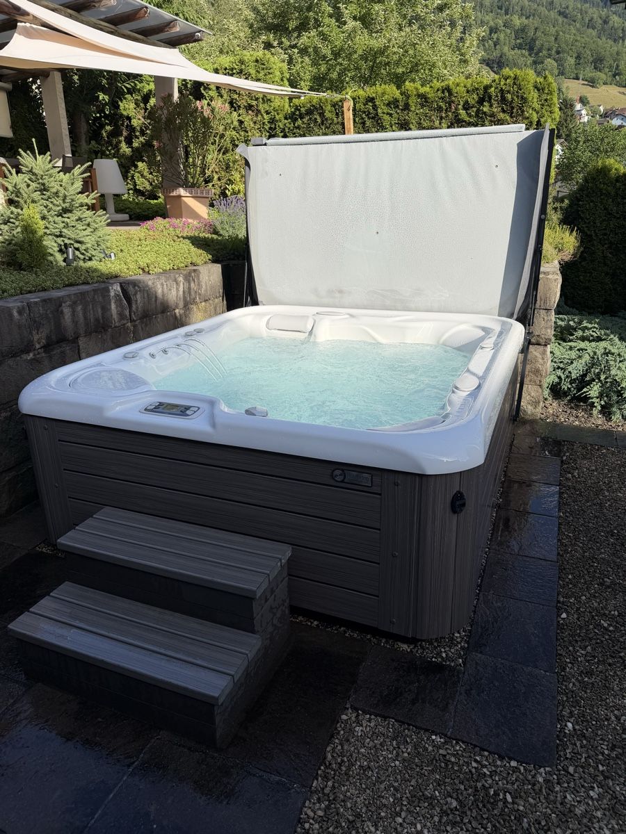 Bains à remous: Hotspring jacuzzi  – D'occasion à Triesen par Fredericgarde 1