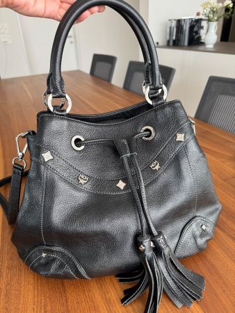 MCM Beuteltasche Schwarz mit Schulterriemen