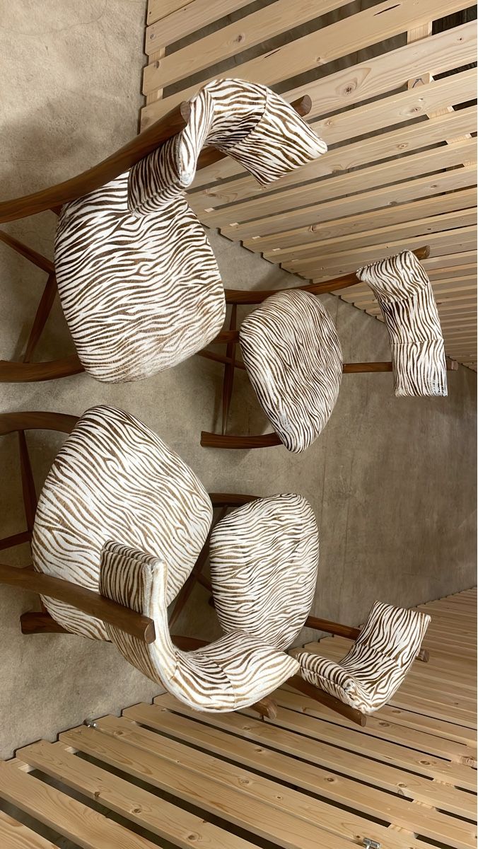 Chaises: 4 Holzstühle mit Zebra Muster - Ein echter Hingucker! – D'occasion à Kleindöttingen par raf_5bsg
