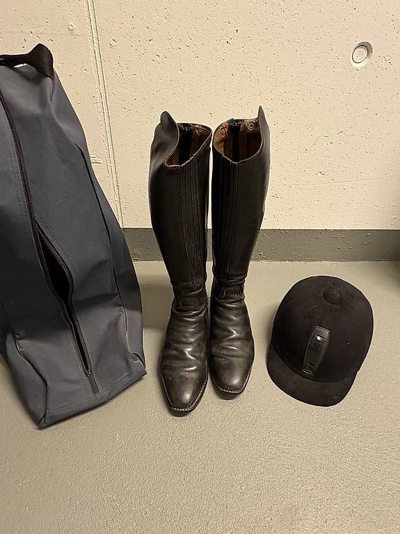 Scarpe per cavalli: Horse riding boots and helmet  – Usato da Herrliberg venduto da jil_y77h
