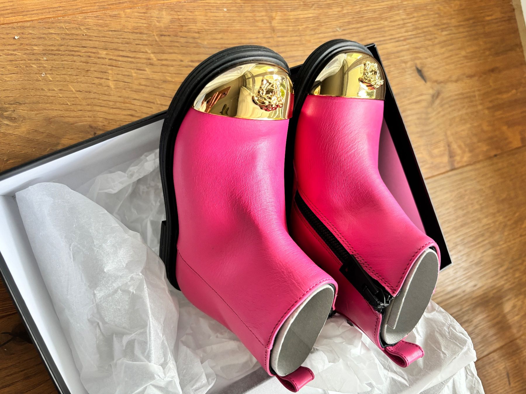 Versace Scarpe per ragazze: Brand new Versace leather boots size 23 – Nuovo e nell'imballaggio originale da Cham venduto da ppl_8lbl