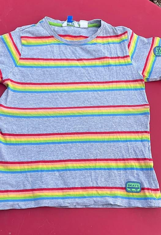 Camicie, T-shirt & Polo: Farbenfrohes T-Shirt Gr. 122 – Usato da Urdorf venduto da Resumasa