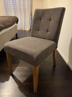 Moderner Polsterstuhl in Grau mit Holzbeinen