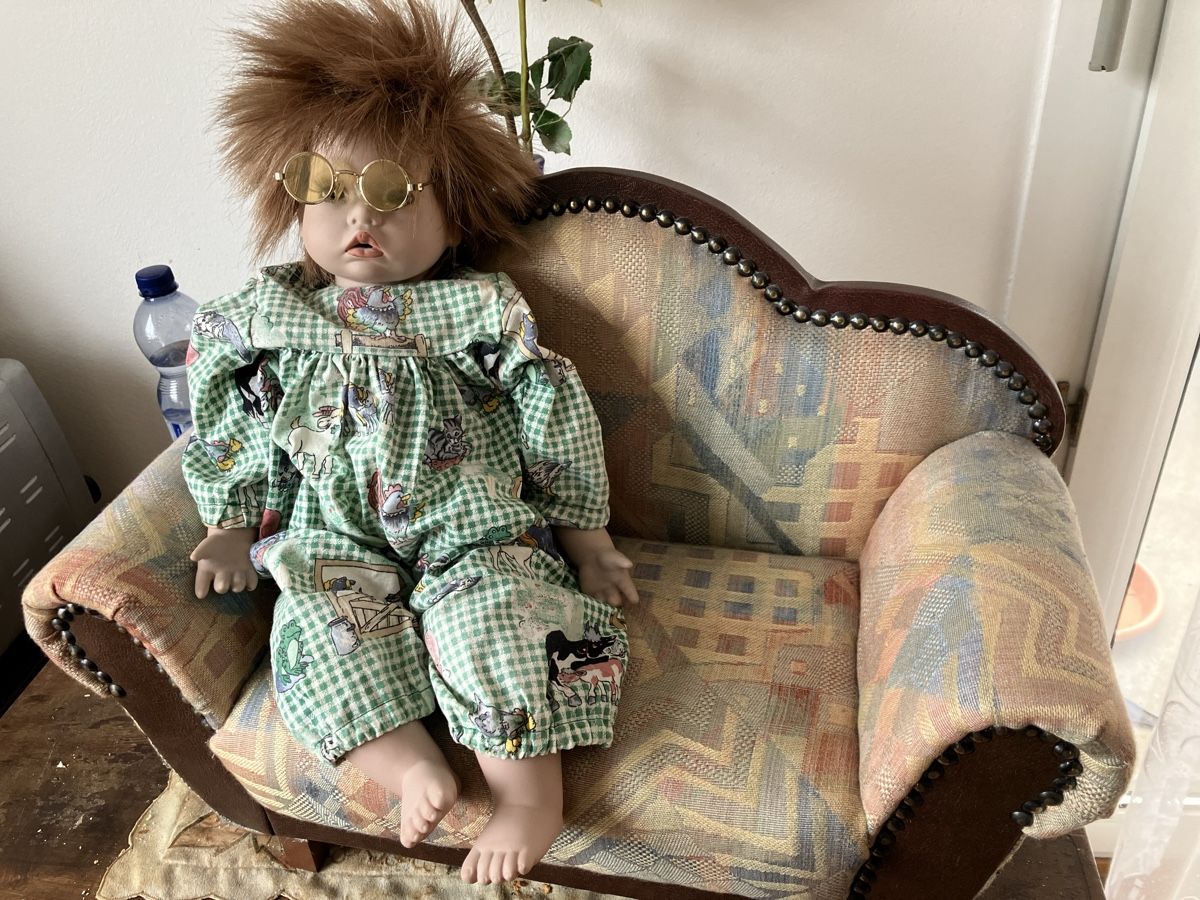 Bambole: Porzellan Puppe auf Sofa – Usato da Birmensdorf ZH venduto da aurner1 1
