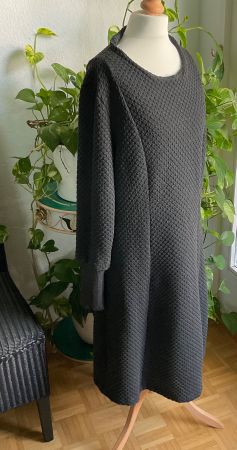 Sublime robe du designer THANHMINH pure laine jamais portée
