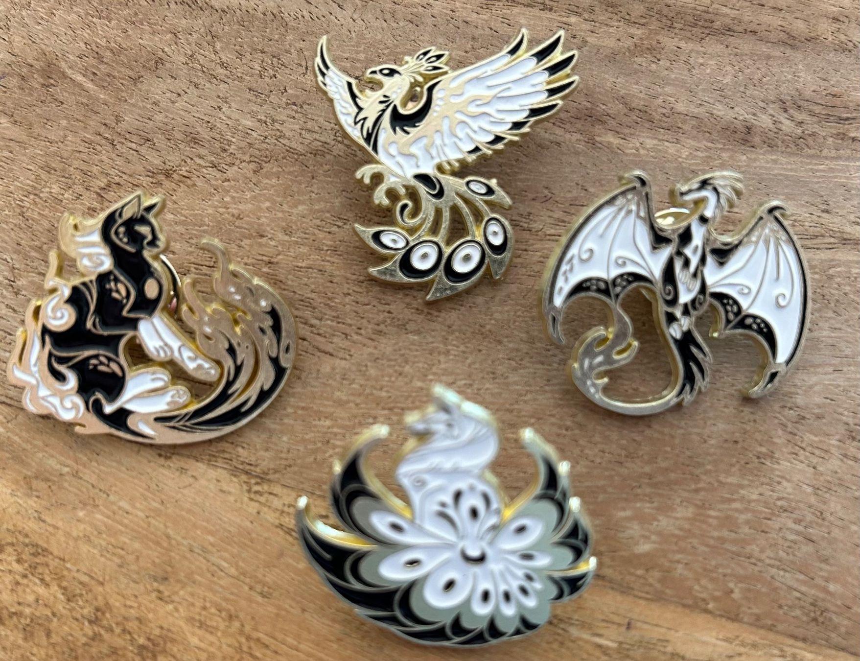 Placchette & Badge: Set 4x Pin Adler, Katze ... Fantasy / Gothic – Nuovo e nell'imballaggio originale da Geneve venduto da vane267