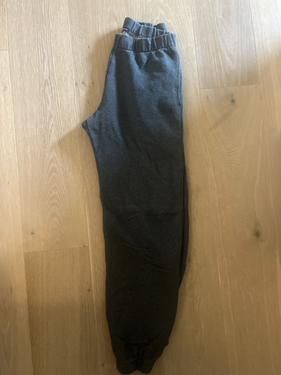 Brandy Melville Pantaloni: Brandy Melville Jogginghose dunkel grau – Usato da Zürich venduto da Zhau.53
