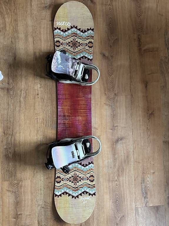 Snowboard Nitro Board: Snowboard Nitro Spell 145cm inkl Burton Bindung – Usato da Tägerwilen venduto da _Moonlight_