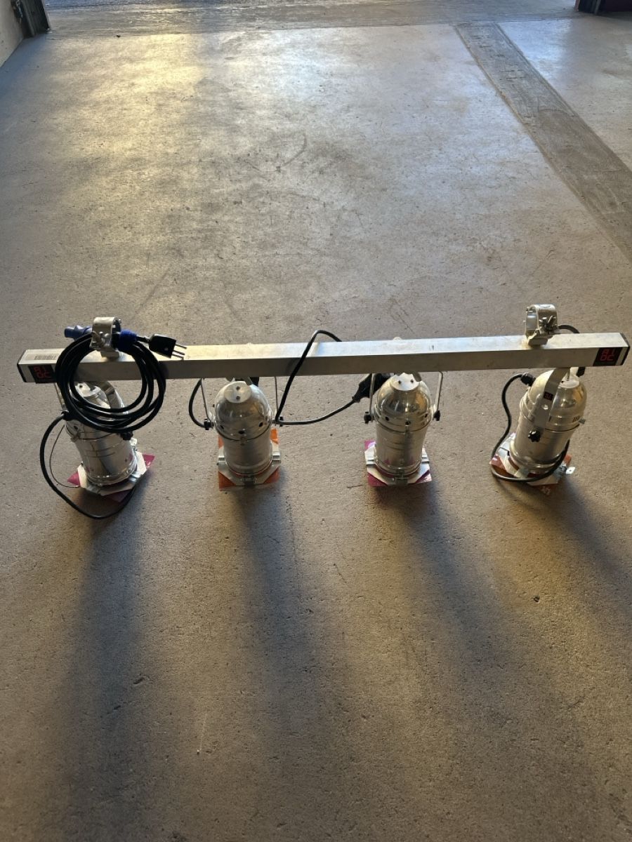 Scheinwerfer: Lichtleiste mit 4 PAR-Scheinwerfern Aluminium gebraucht – Gebraucht aus Hochdorf von aioc 1