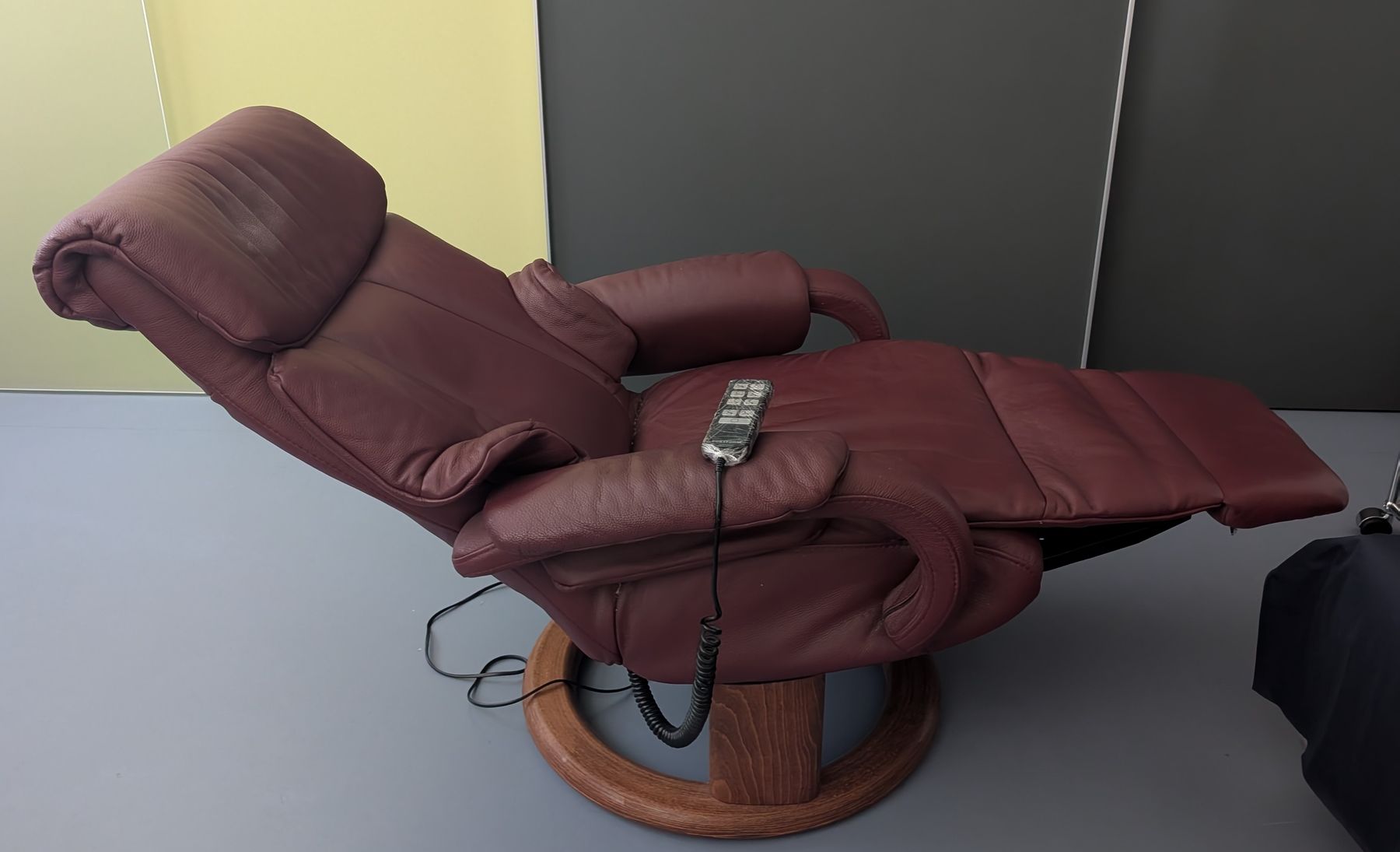 Sessel: Relax-Sessel, Leder Bordeaux, Rundfuss – Gebraucht aus Münsingen von Rehtre 7