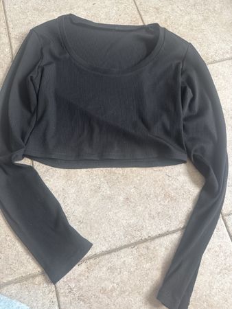 Schwarzes Crop-Top – langarm & figurbetont (Grösse S)