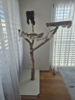 Kratzbaum aus Naturholz mit Fellauflagen 