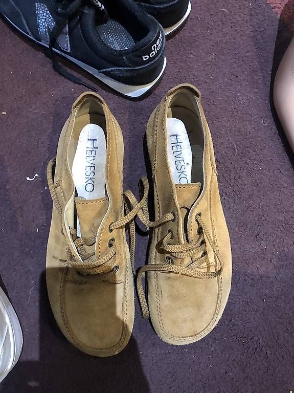 Scarpe da donna: Chaussures en daim Helvesko – Usato da La Chaux-de-Fonds venduto da reg_yw68