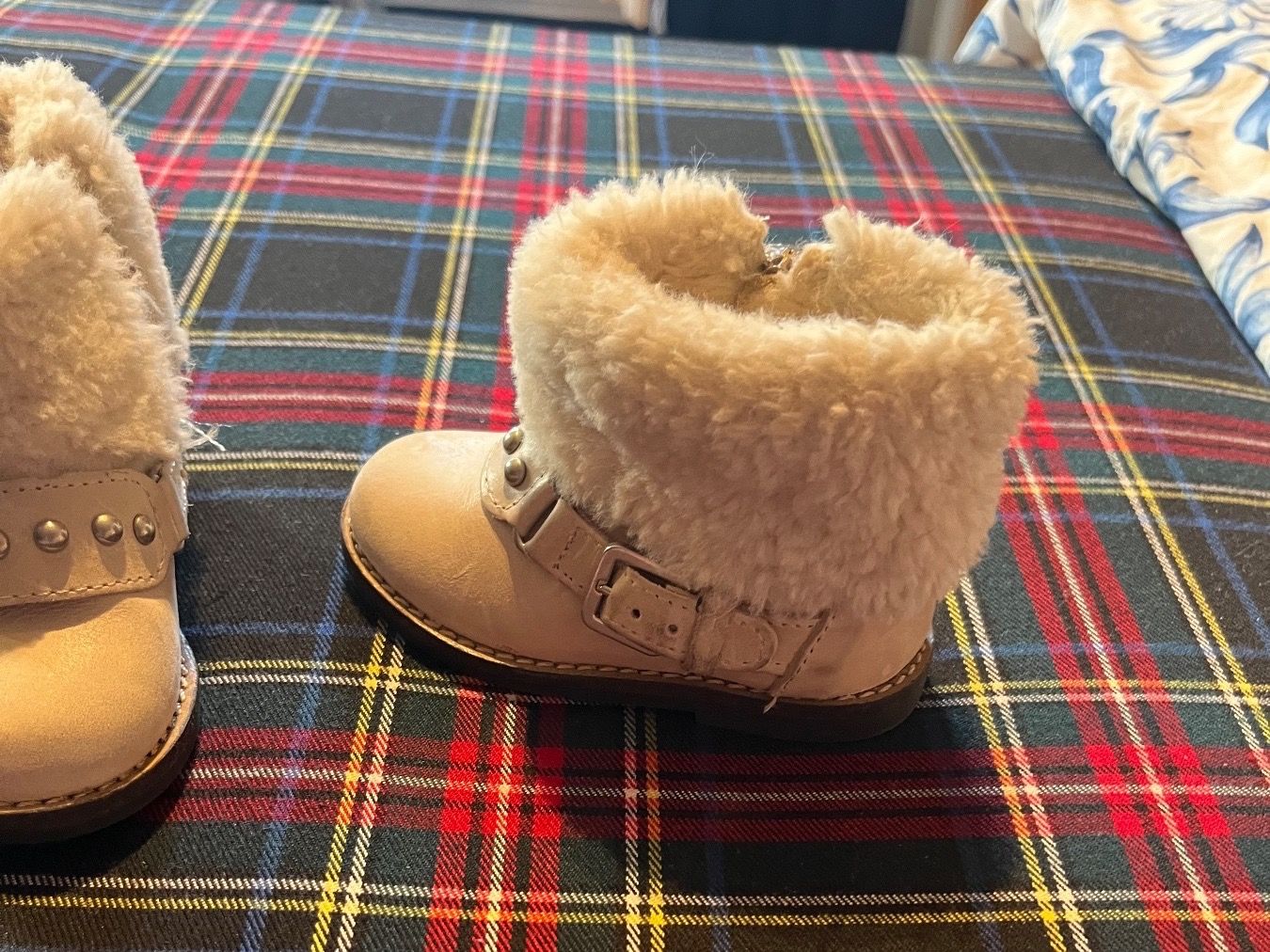 Zara Scarpe per ragazzi: cremefarbene Kinderstiefel, Zara, Größe 18 – Usato da Brugg AG venduto da deb_57xk 1