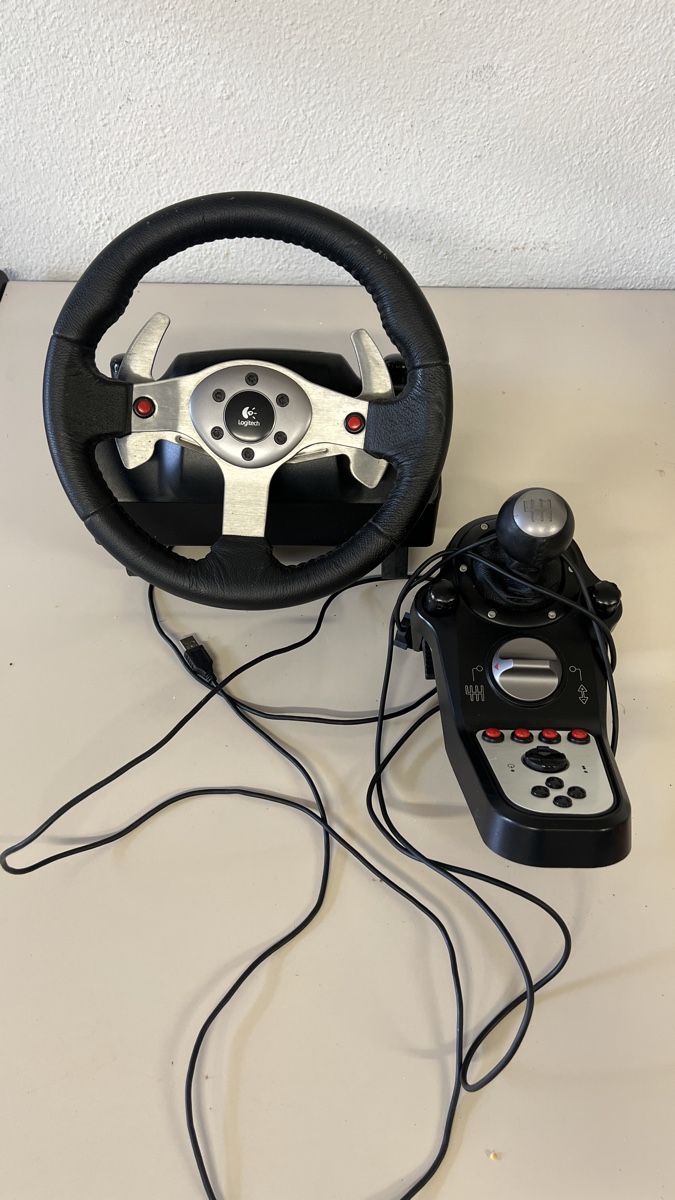 Logitech Manettes: Logitech Driving Force GT Lenkrad mit Pedalen gebraucht – D'occasion à Unterkulm par Sita013 1