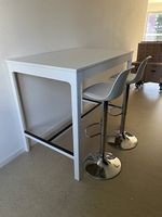 Praktischer IKEA Hochtisch mit zwei Barhockern