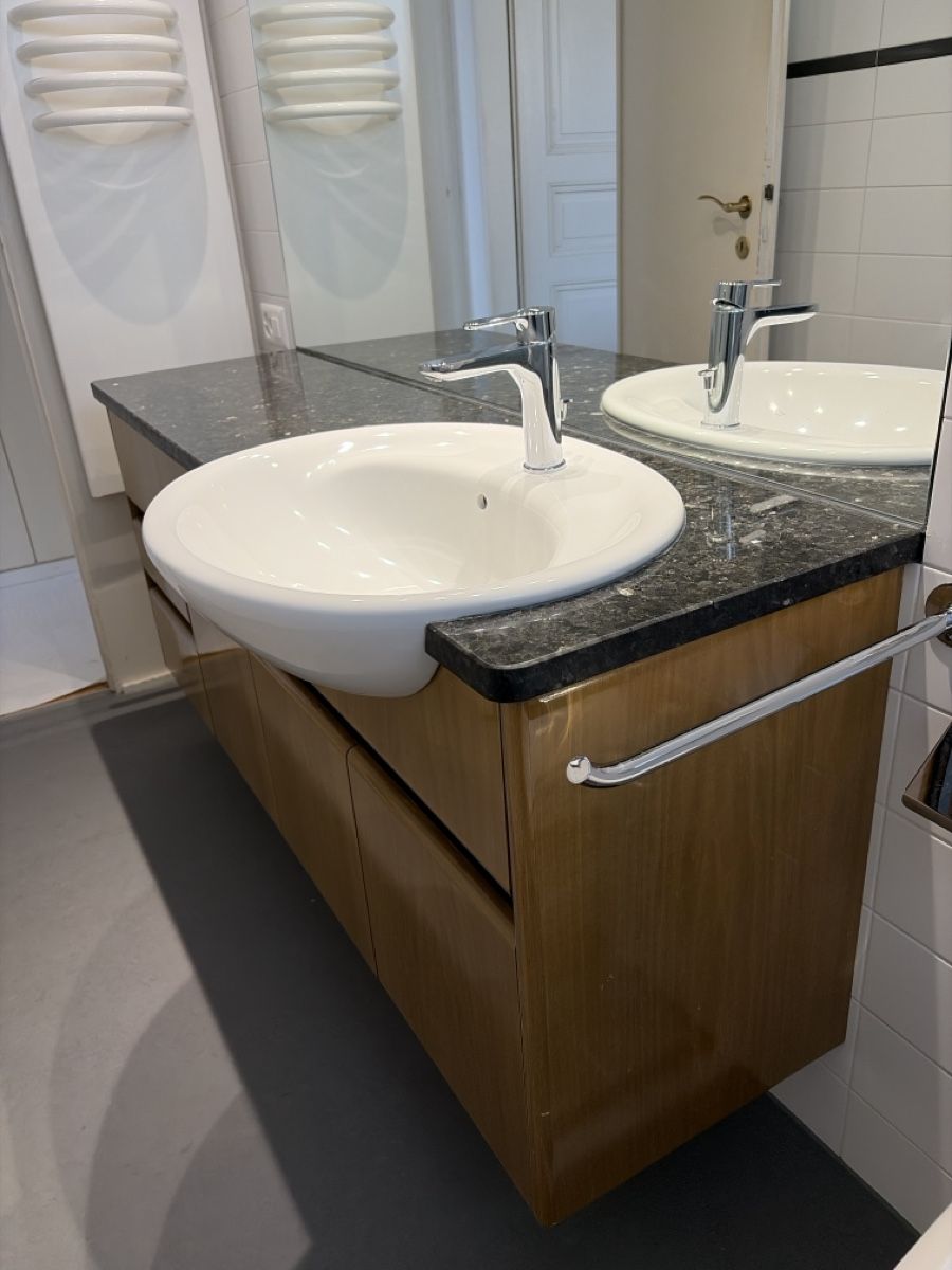 Mobili per bagno: Waschtisch mit Granitplatte & Holzfronten & Lampen – Usato da Uitikon Waldegg venduto da Kebo01