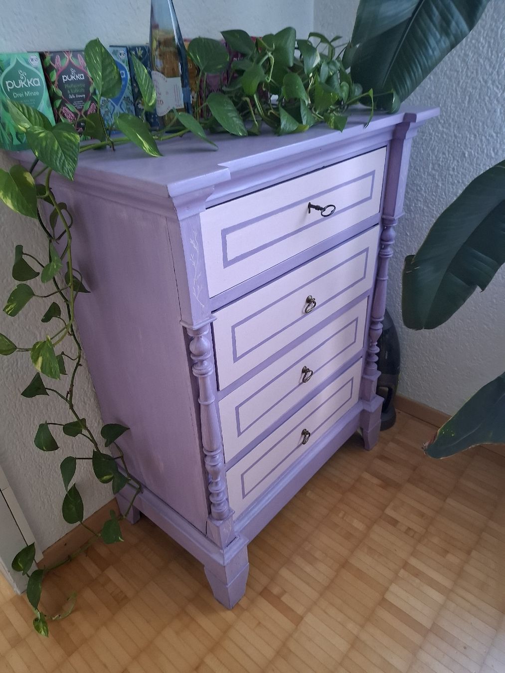 Cassettiere: Kommode lila Shabby Chic restauriert mit 4 Schubladen – Usato da Meisterschwanden venduto da l_madlen