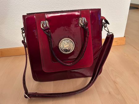 Schicke, feste burgunderrote Tasche