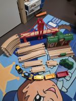 Brio Holzeisenbahn Set mit Bahnhof und Brücke gebraucht