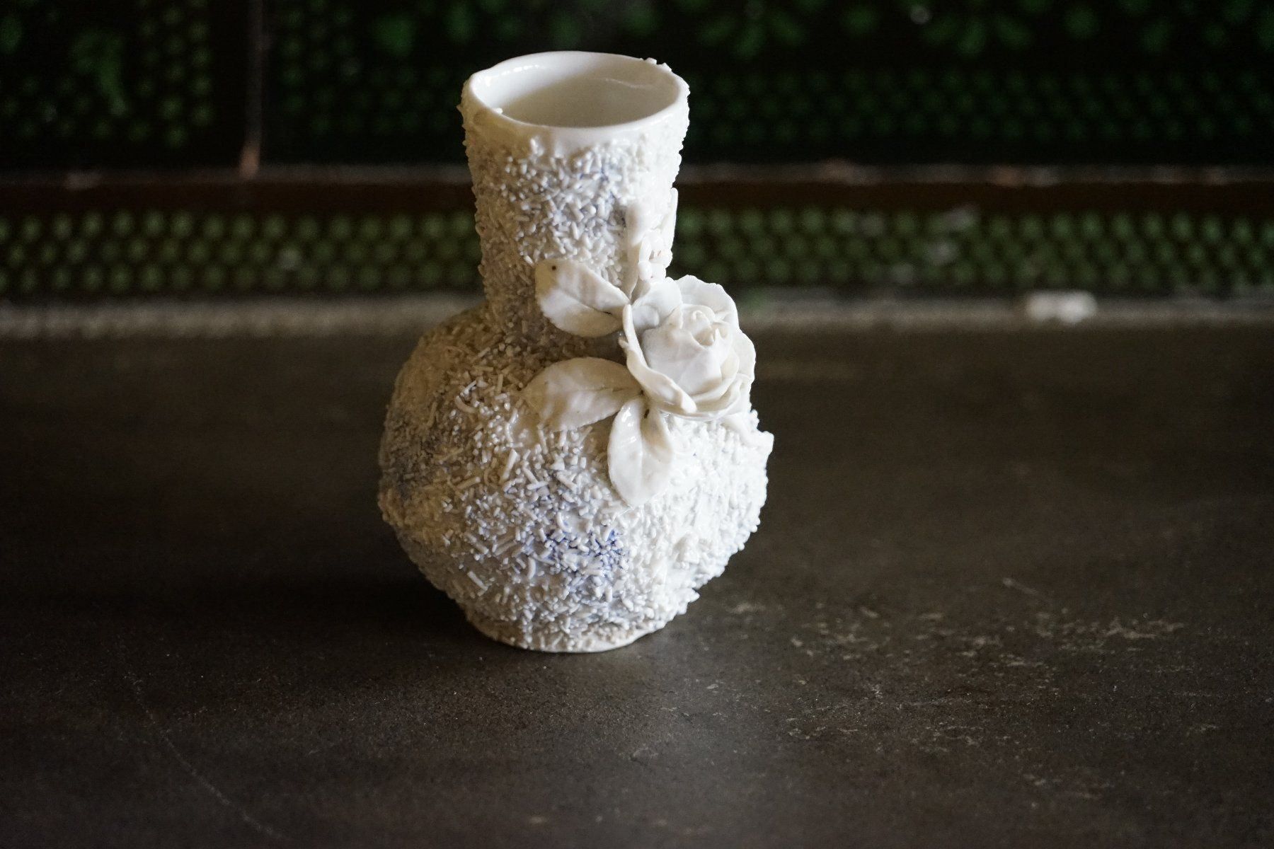 Vasi & Recipienti: Vase klein mit modellierter Rose – Usato da Hinwil venduto da Antikfischer 2