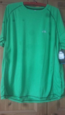 1 T-shirt vert neuf  (pour le sport )