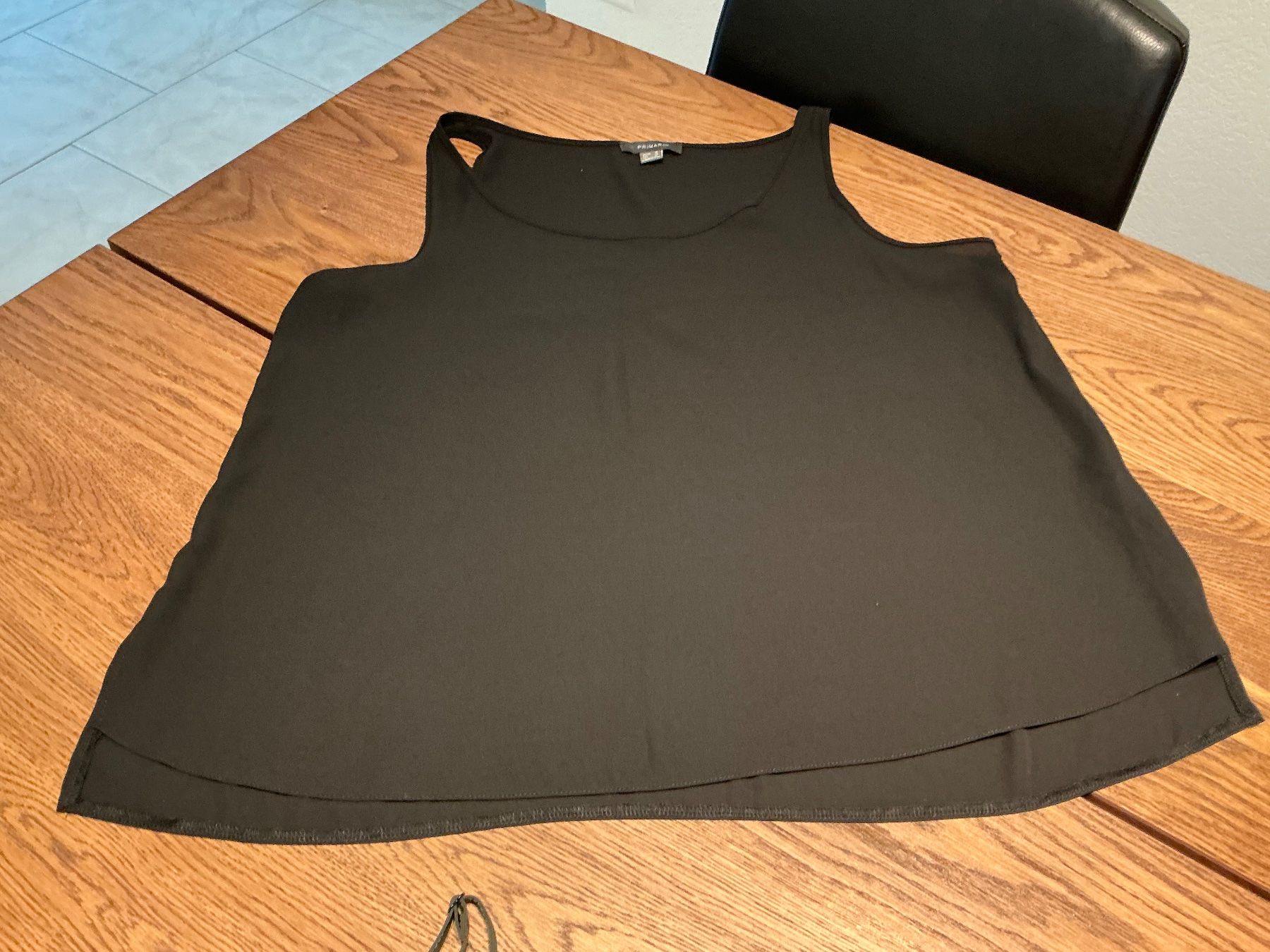 Tops: Schwarzes Top Gr. 44 Elegant sommerlich luftig – D'occasion à Würenlos par sweety5436