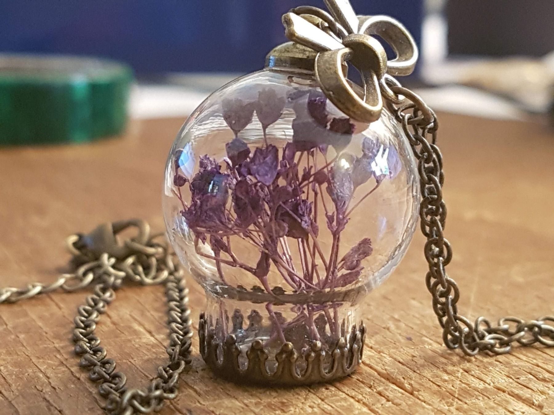 Catenine: Kette mit Glasanhänger mit Blümchen – Usato da Ettingen venduto da Maranathatalitha