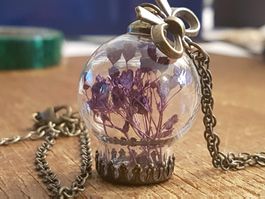 Kette mit Glasanhänger mit Blümchen