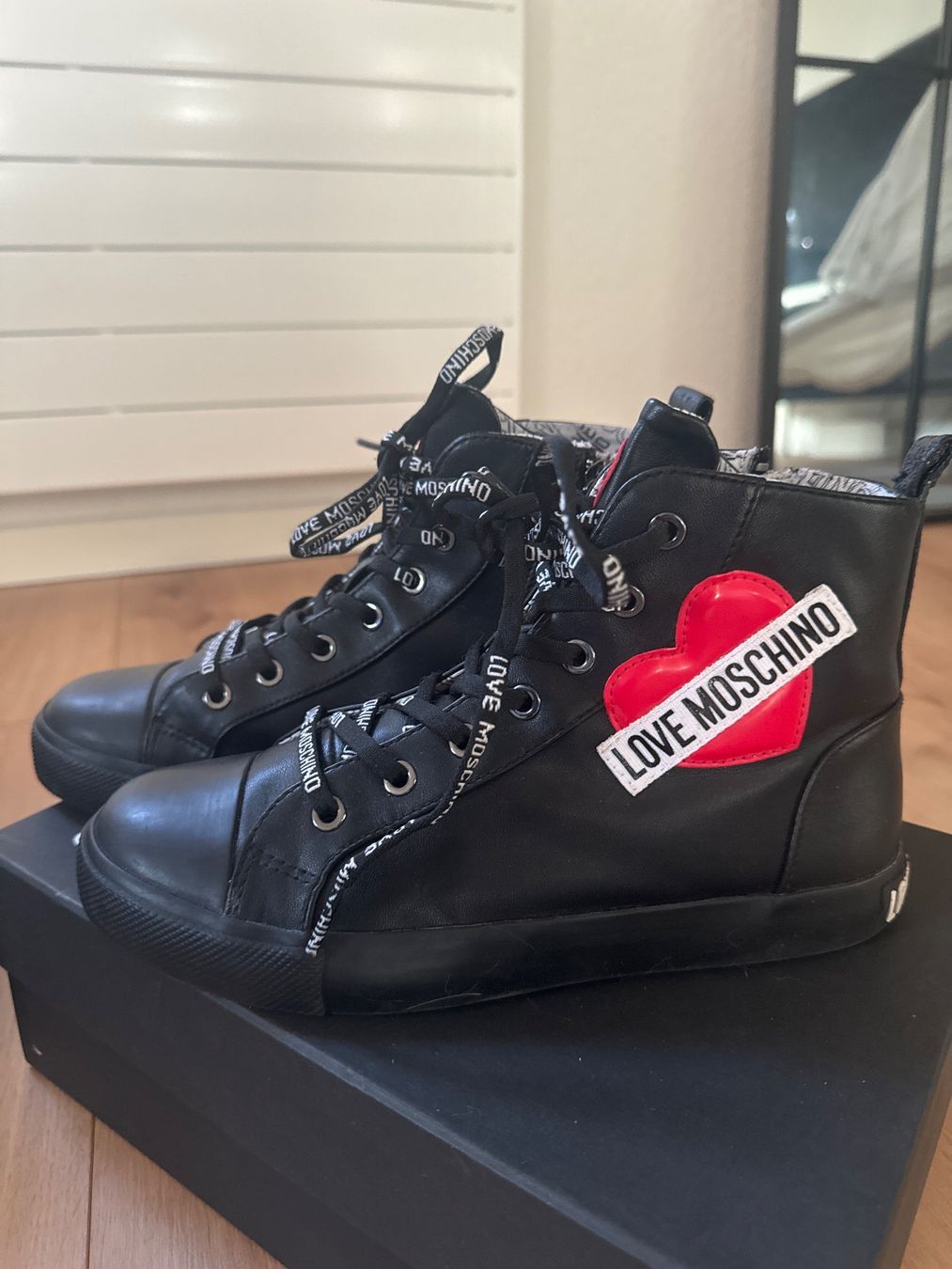 Moschino Damenschuhe: Love Moschino Sneaker High Gr. 37 – Gebraucht aus Schleitheim von ptksz
