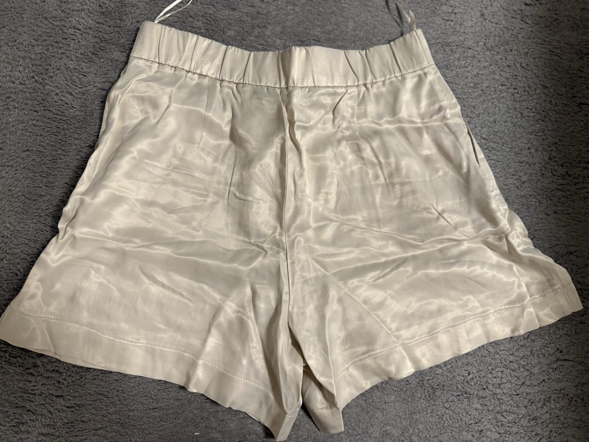 Zara Pantaloni: Short Zara couleur crème, taille S – Nuovo (secondo la descrizione) da Les Avanchets venduto da NR07 1