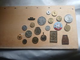 Konvolut Medaillen und Münzen, verschiedene Motive
