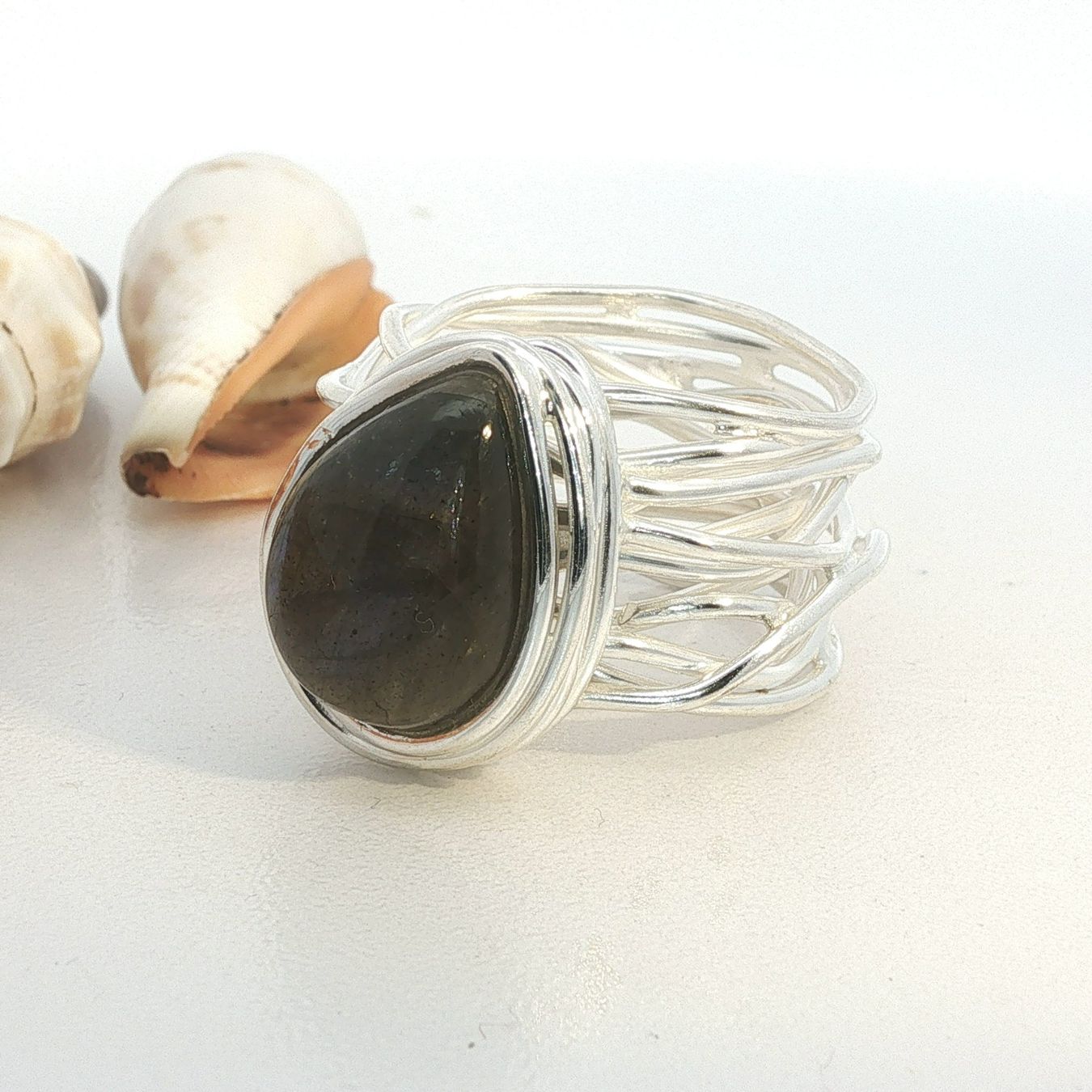 Olga Ribler Anelli: Statement Spaghetti Ring mit Labradorit – Gr 58 – Nuovo (secondo la descrizione) da Luzern venduto da Schmuckoutlet 2