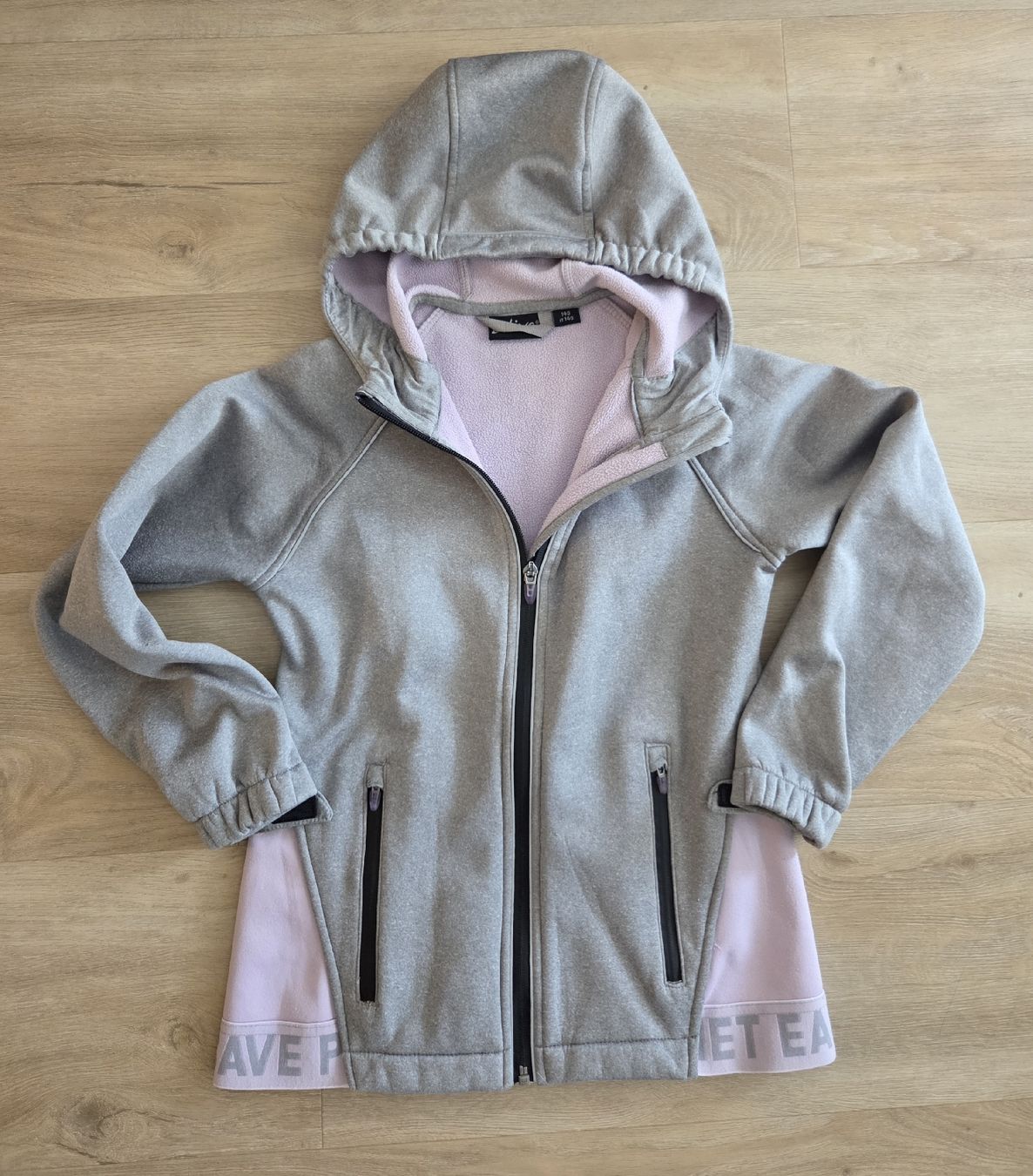 Giacche & Cappotti: Graue Softshell Jacke mit Kapuze, Grösse 140 – Usato da Grenchen venduto da .stern.