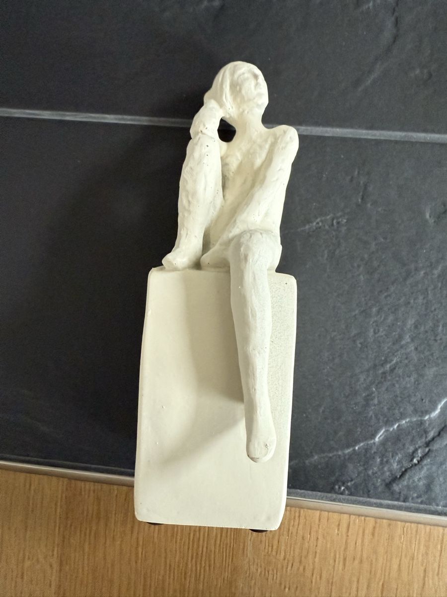 Statuette: Weisse Deko-Figur "Sitzende Frau" – Nuovo (secondo la descrizione) da Neuhausen venduto da DELY 1