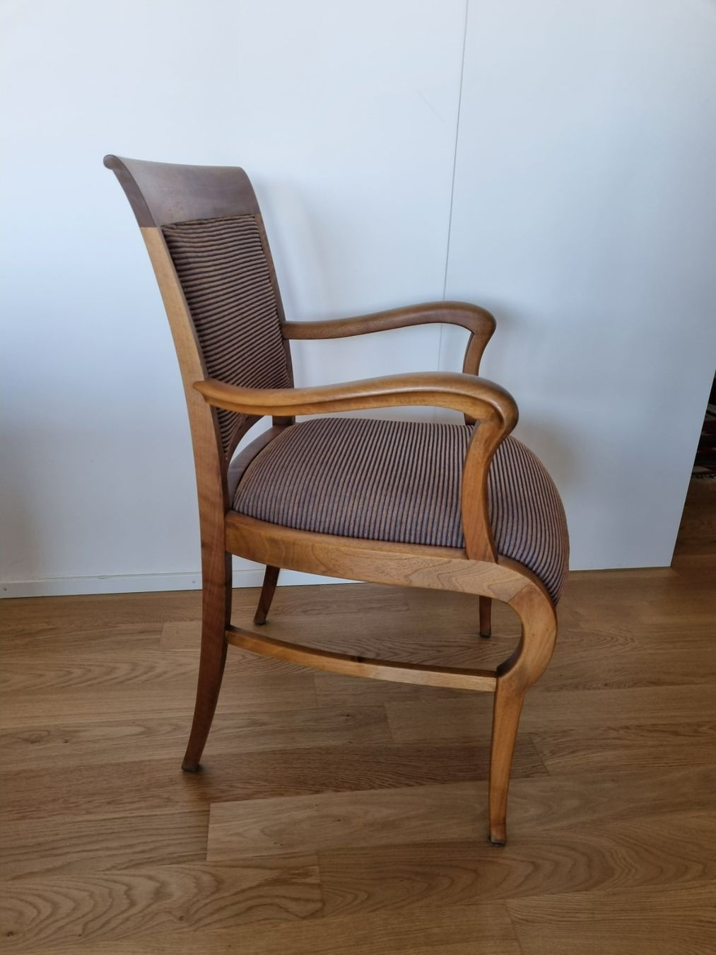 Sessel: Sessel alt aus Nussbaumholz – Gebraucht aus Zürich von hem570 1