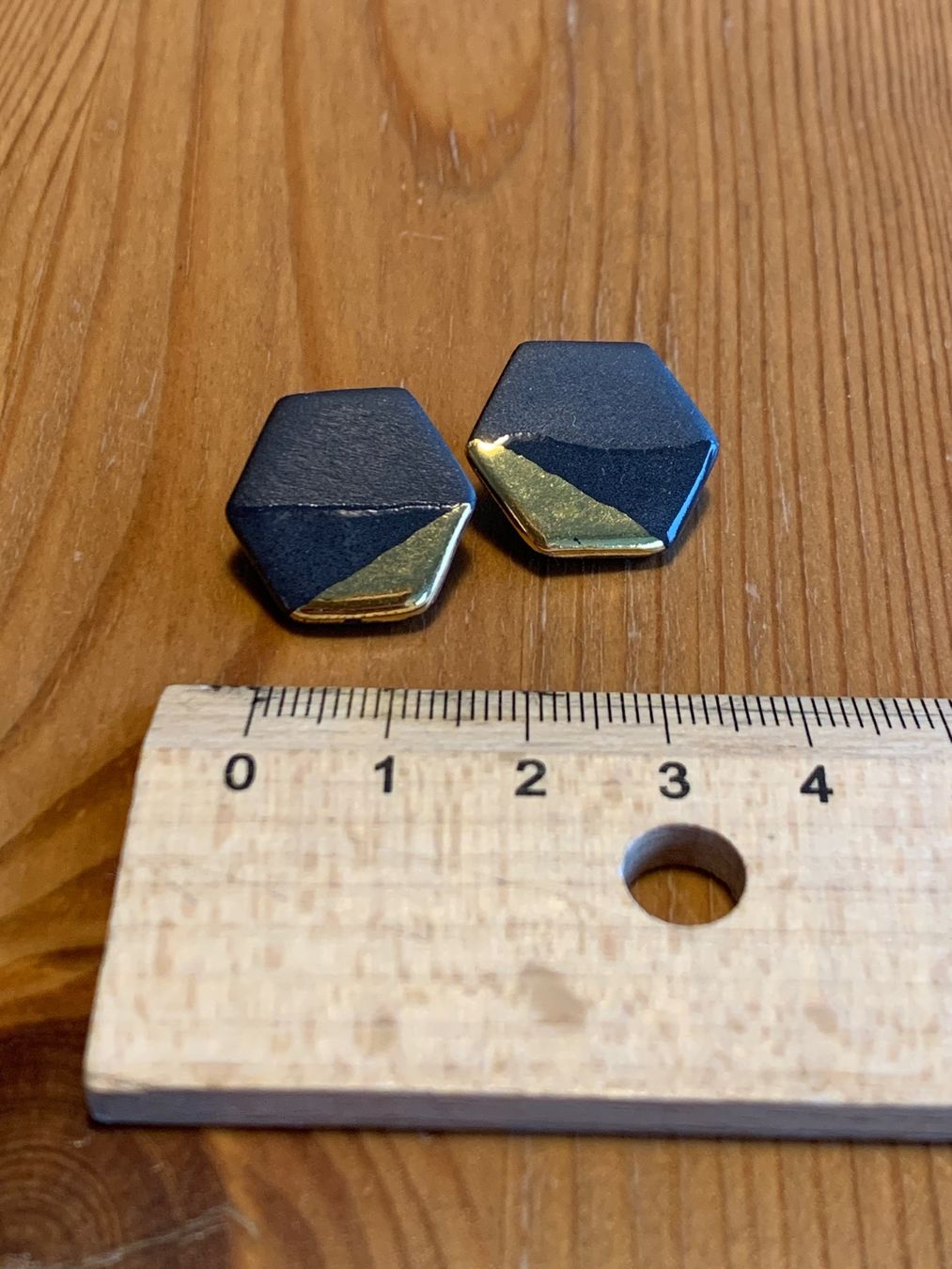 Orecchini pendenti & Orecchini a lobo: Ohrstecker schwarz/gold – Usato da Zürich venduto da Mar_Ger
