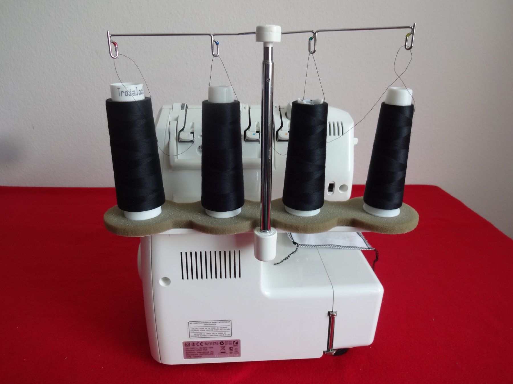 Bernina Macchine da cucire: ** BERNINA 1200 MDA ** Overlock  Nähmaschine – Usato da Frauenfeld venduto da rey06 5